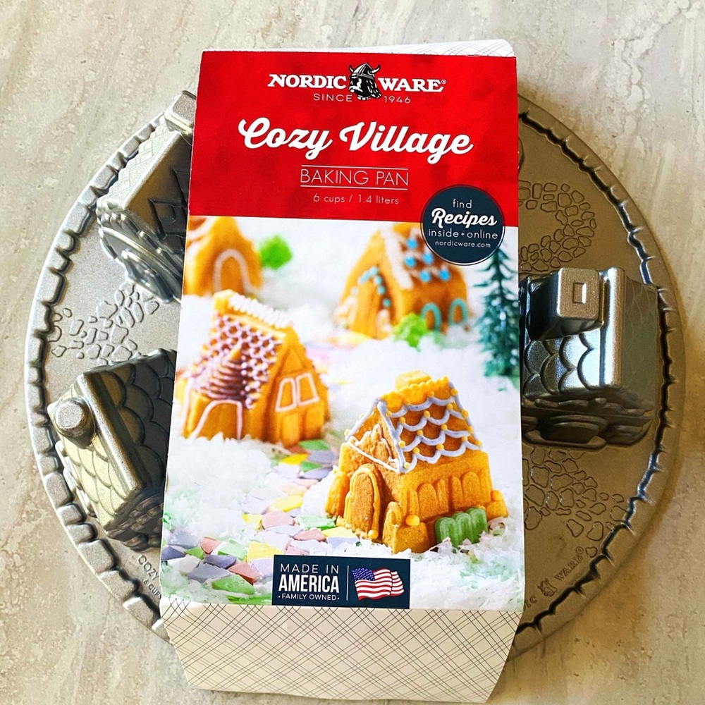 NordicWare Christmas Cozy Gingerbread Village Baking Pan Heavy Cast Aluminum